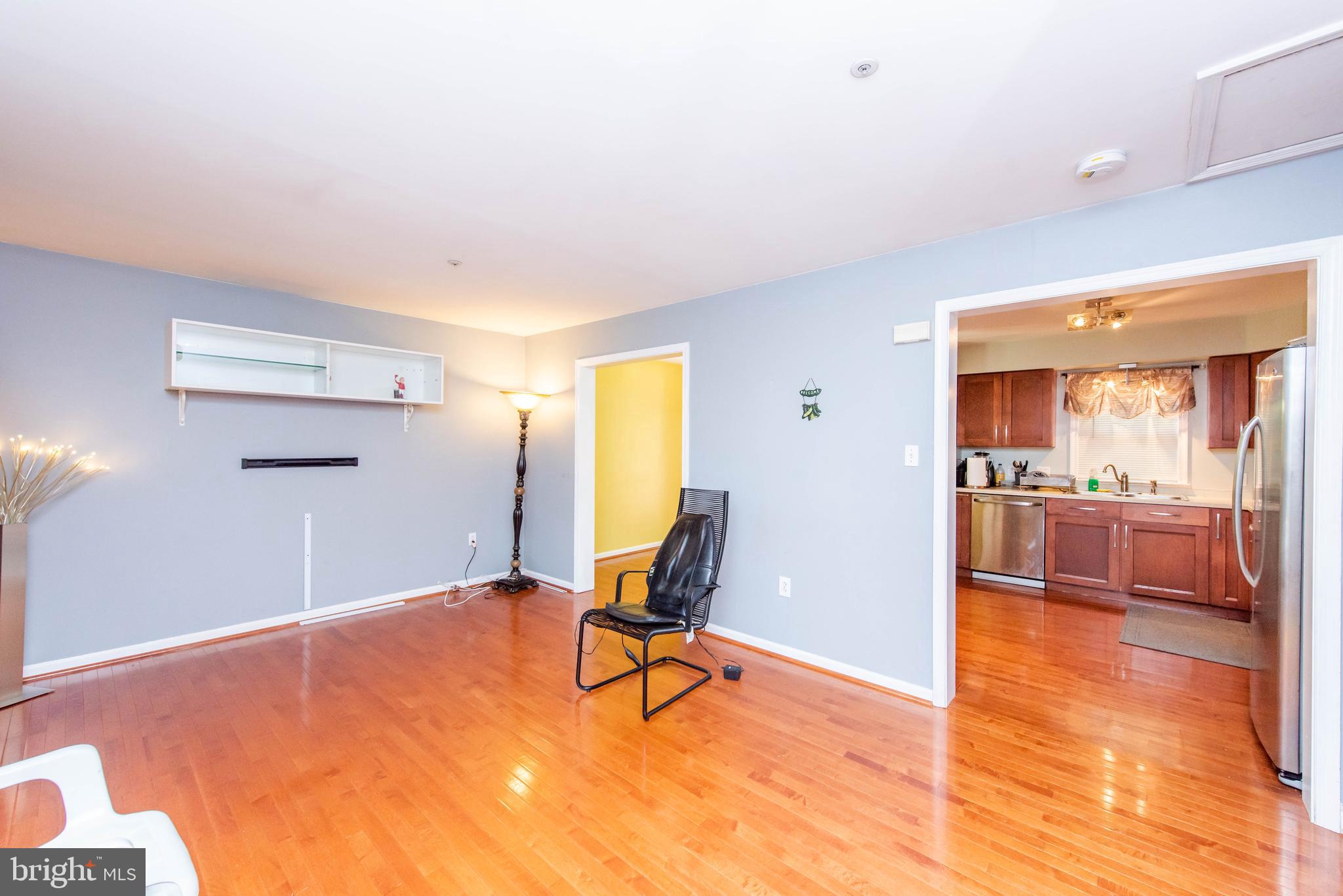 9811 Ridge Street Lanham, MD 20706 - Photo 2 of 34 Living room