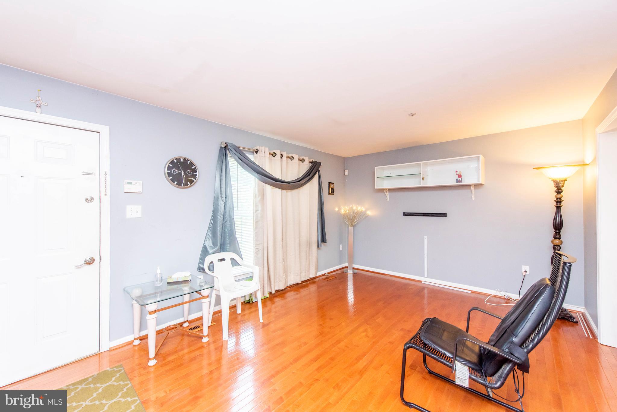 9811 Ridge Street Lanham, MD 20706 - Photo 3 of 34 Living room