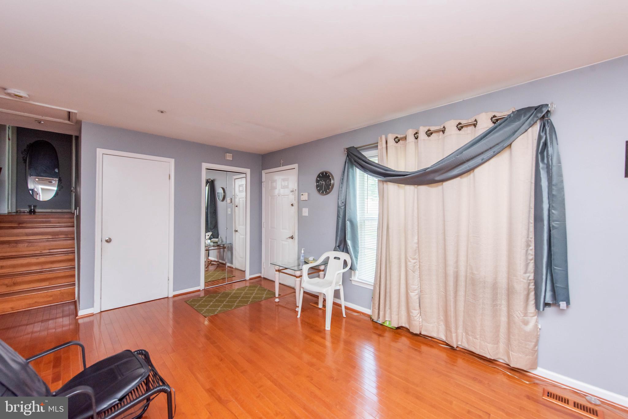 9811 Ridge Street Lanham, MD 20706 - Photo 5 of 34 Living room