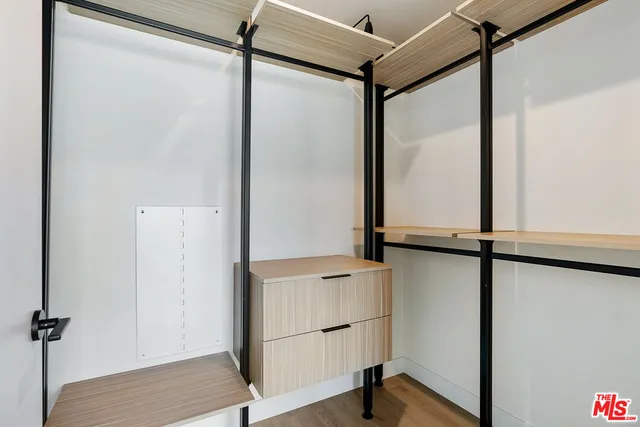 a picture of a room with a floor plan