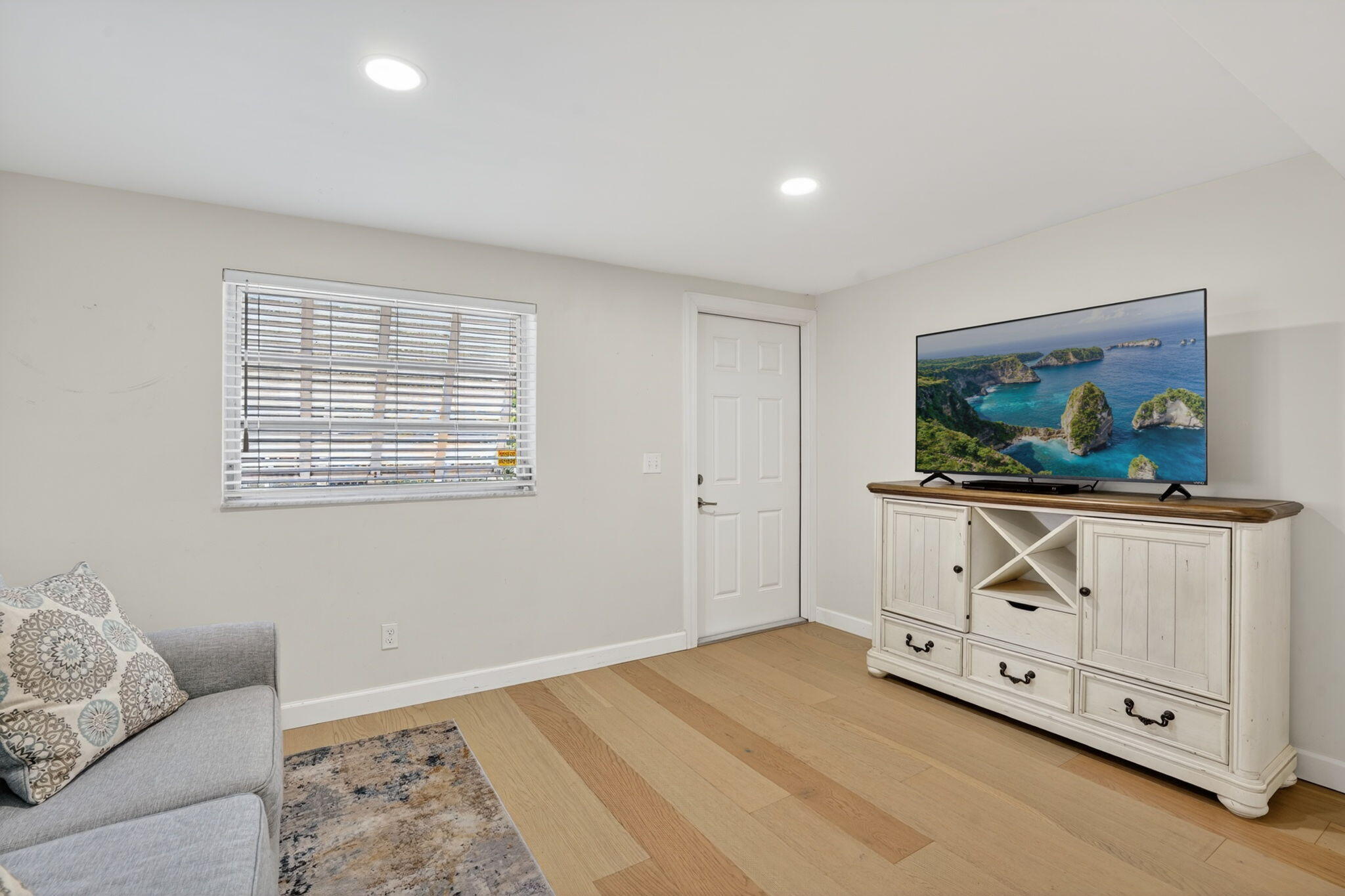 40 Transylvania Avenue Key Largo, FL 33037 - Photo 14 of 53 TV Room