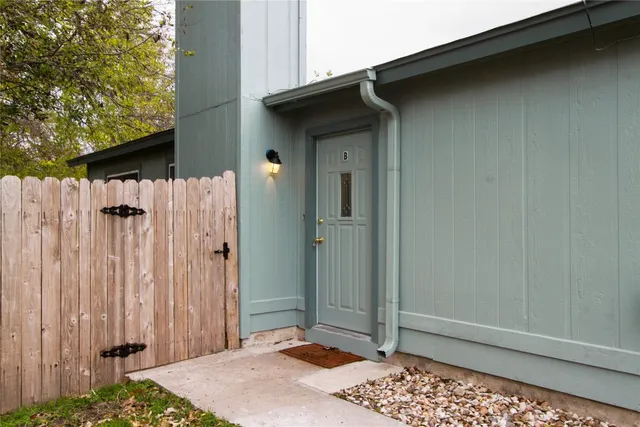 a view of entryway front of house