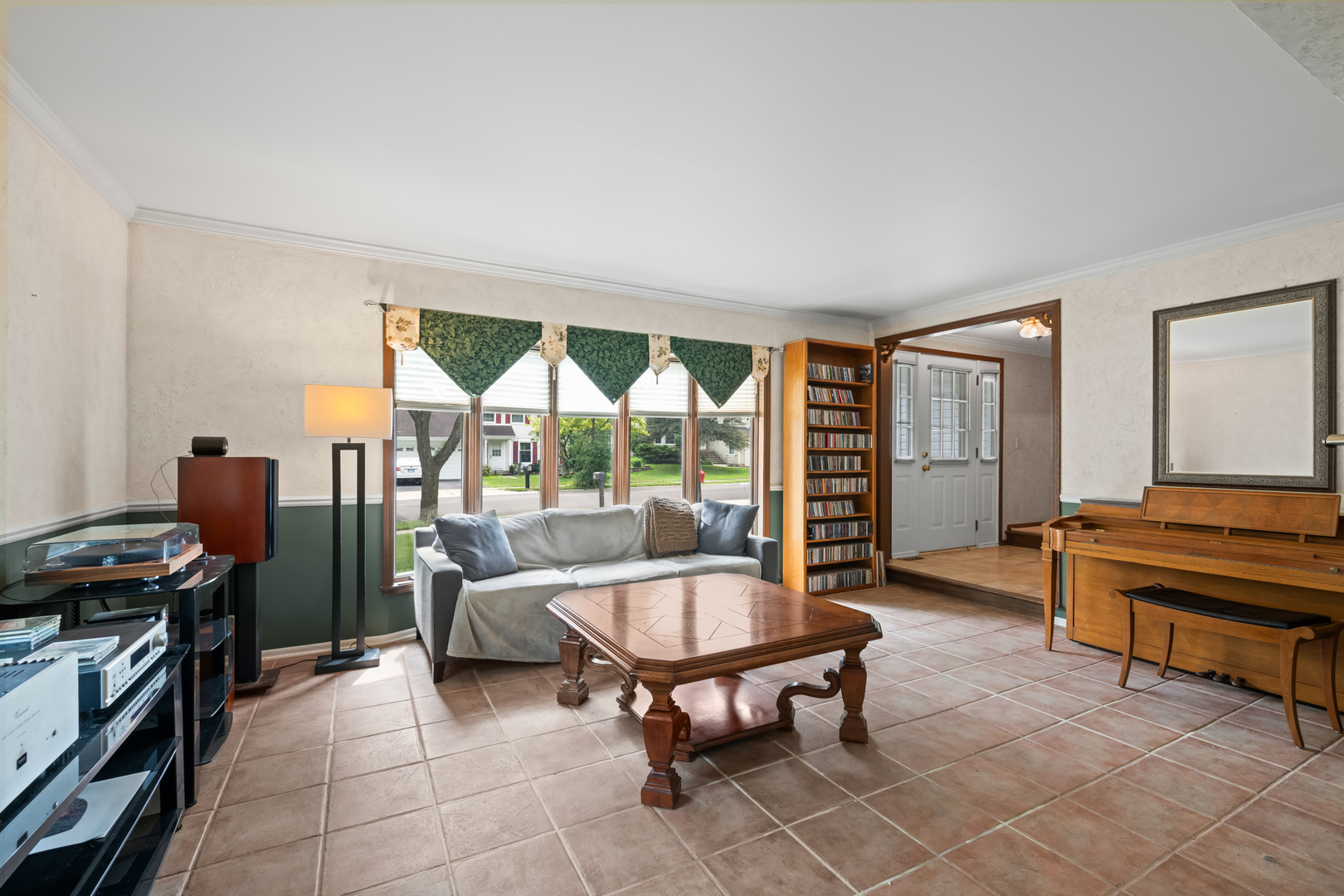 1054 Shady Tree Lane Wheeling, IL 60090 - Photo 3 of 22 Gallery Image 3