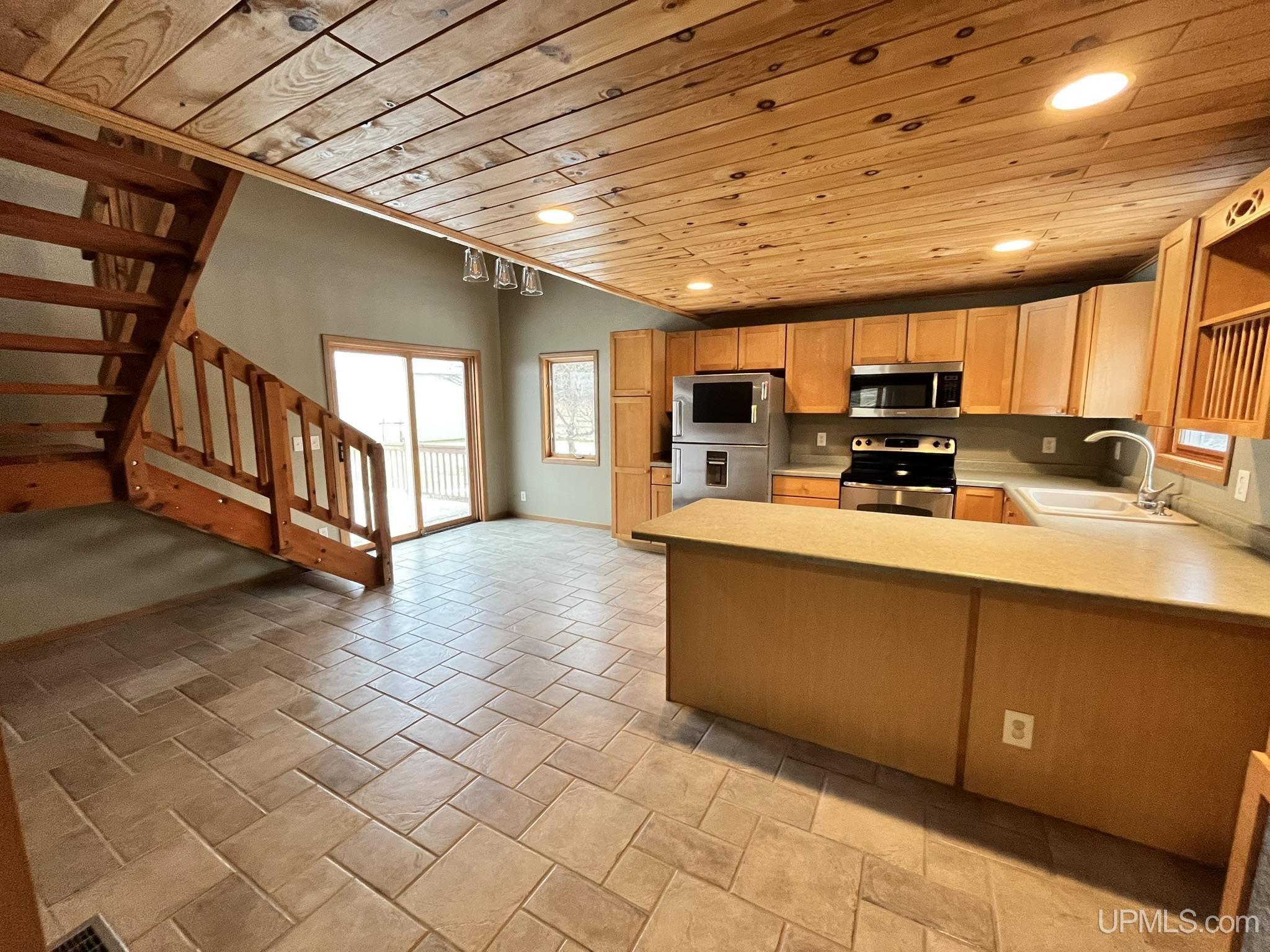 2724 Jackson Road Gulliver, MI 49840 - Photo 5 of 47