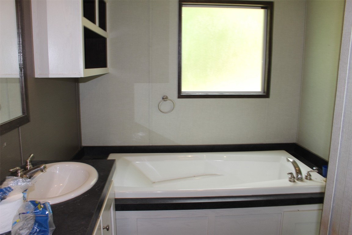 555 Beaver Run Grapeland, TX 75844 - Photo 17 of 21 a bathroom with a bathtub and a sink