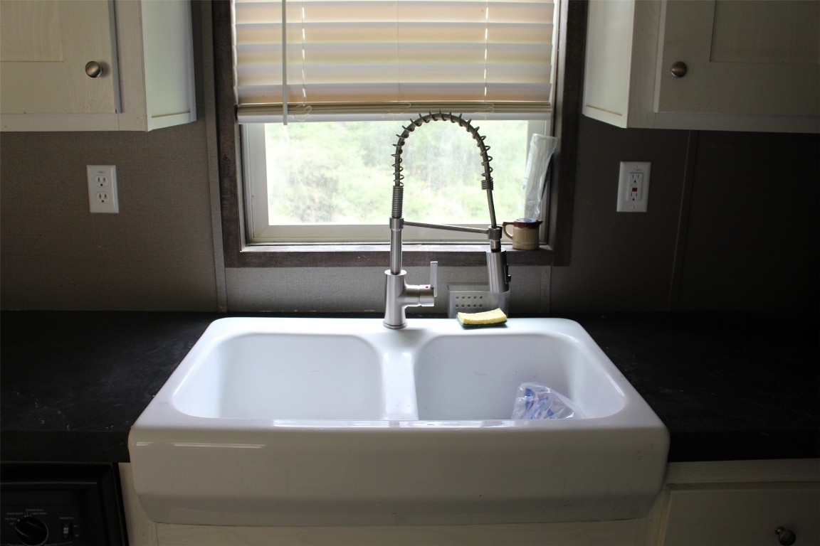 555 Beaver Run Grapeland, TX 75844 - Photo 9 of 21 a white bath tub sitting in a bathroom