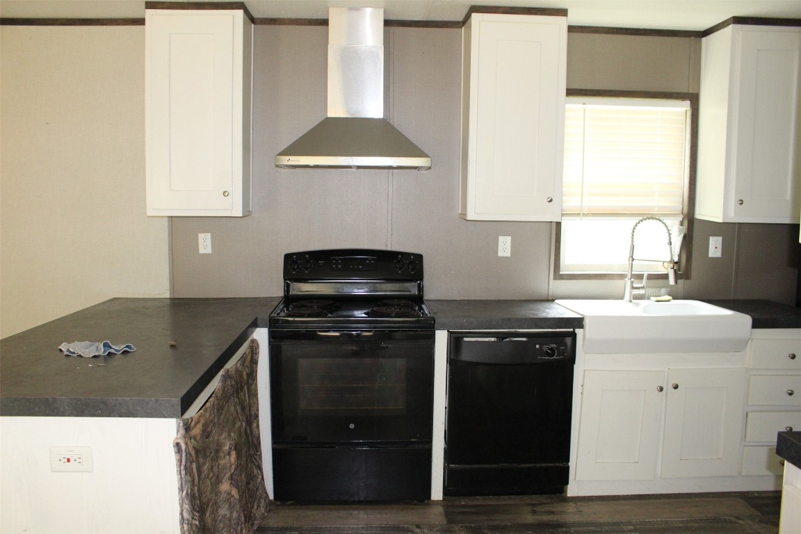 555 Beaver Run Grapeland, TX 75844 - Photo 10 of 21 a kitchen with a stove and a refrigerator