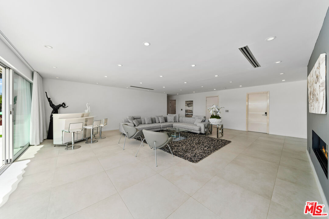 849 Glenmere Way Los Angeles, CA 90049 - Photo 16 of 51 a living room with furniture