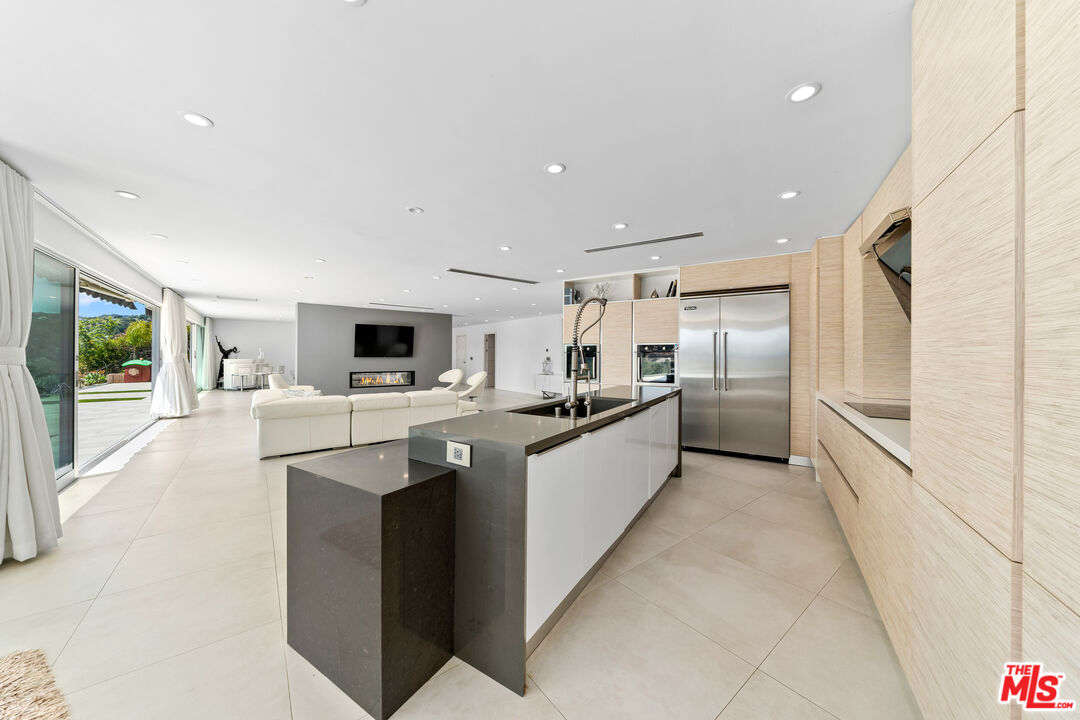 849 Glenmere Way Los Angeles, CA 90049 - Photo 22 of 51 a large kitchen with a large counter top appliances and cabinets