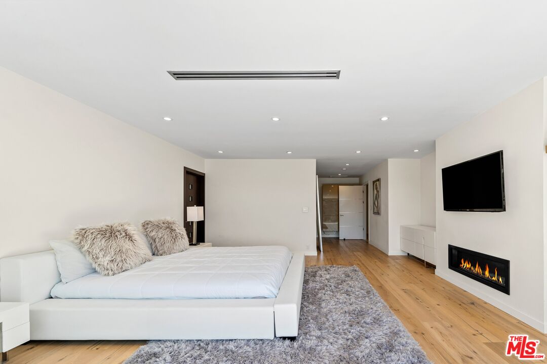 849 Glenmere Way Los Angeles, CA 90049 - Photo 35 of 51 a living room with furniture and a flat screen tv