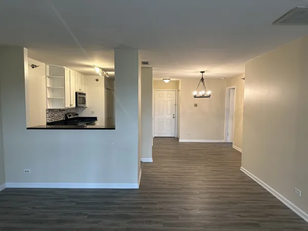 $2,600 | 214 Glengarry Drive, Unit 201, Bloomingdale, IL 60108