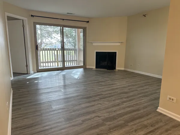 $2,600 | 214 Glengarry Drive, Unit 201, Bloomingdale, IL 60108