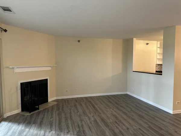 $2,600 | 214 Glengarry Drive, Unit 201, Bloomingdale, IL 60108