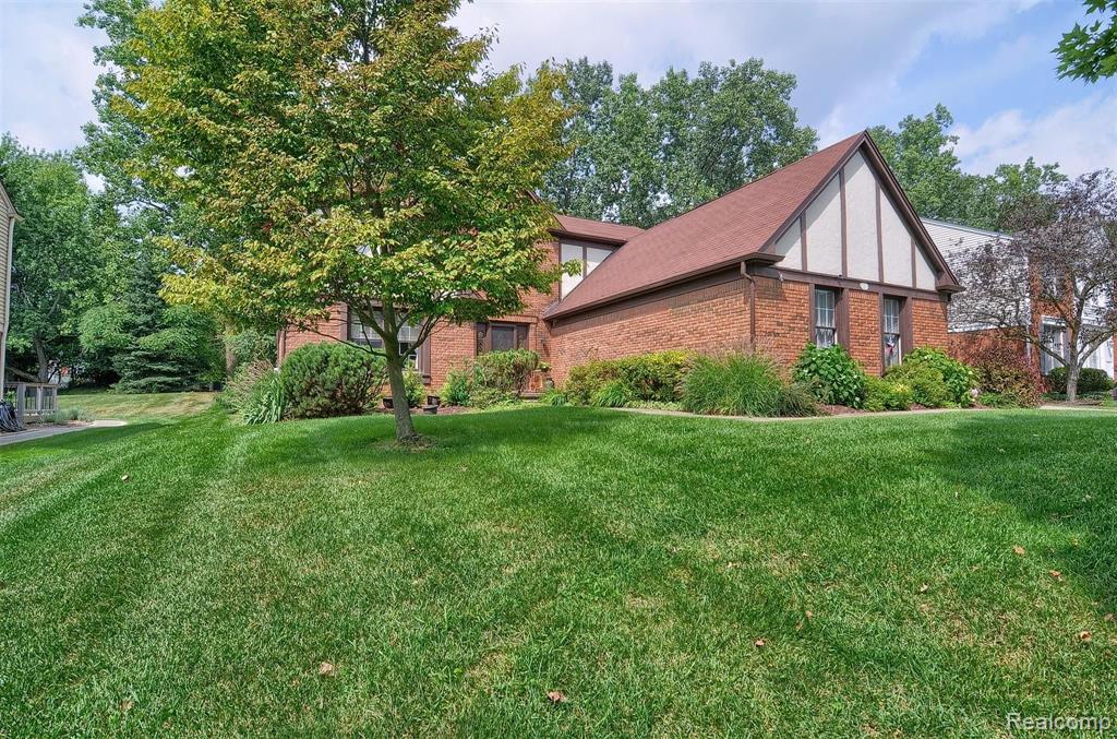 1237 Sandy Ridge Drive Rochester Hills, MI 48306 - Photo 2 of 35