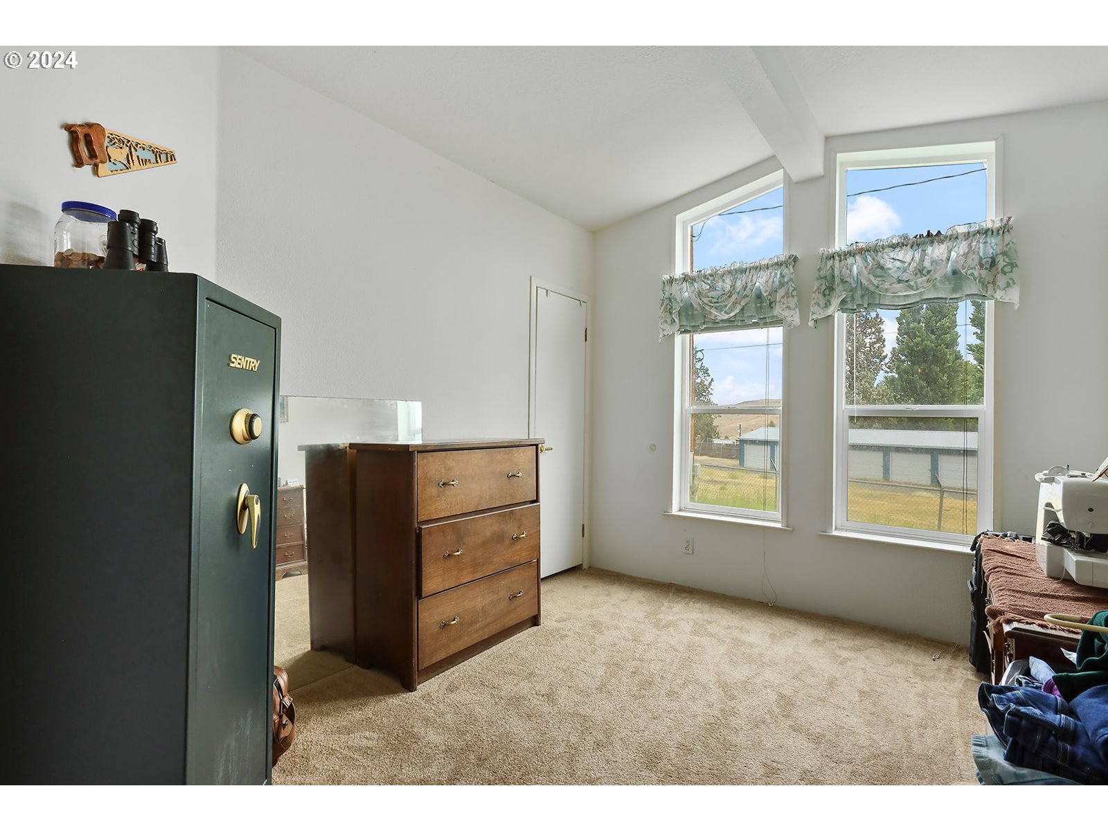 1206 Highway 197 Maupin, OR 97037 - Photo 18 of 31 a living room with furniture and windows
