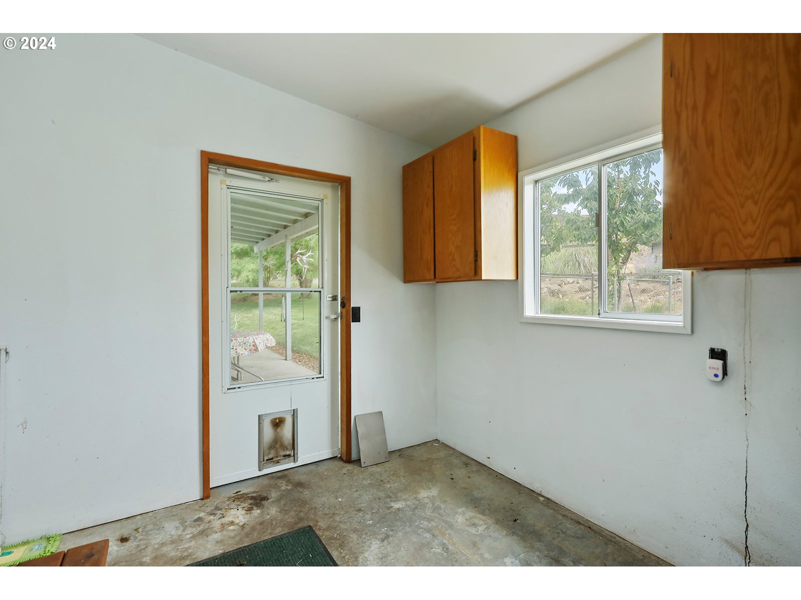 1206 Highway 197 Maupin, OR 97037 - Photo 24 of 31 a view interior of a house and a window