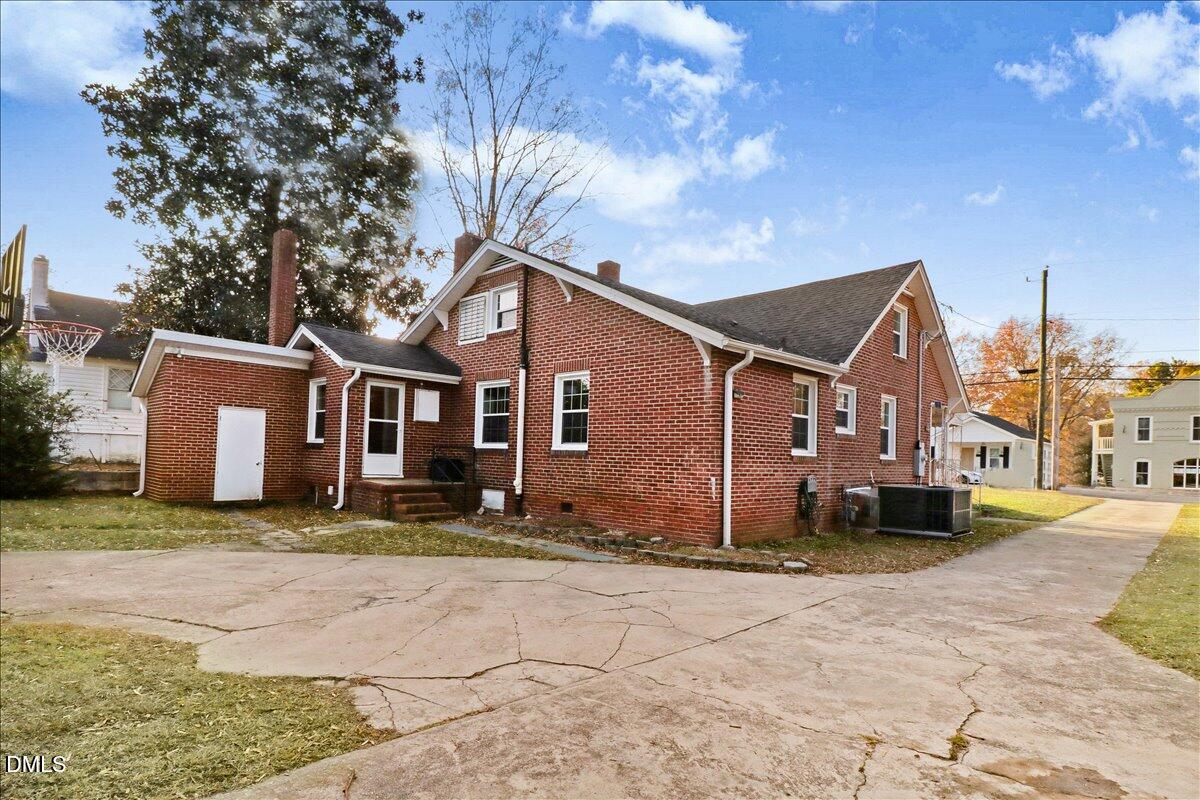 313 South 4th Street Smithfield, NC 27577 - Photo 27 of 31 a front view of a house with a yard