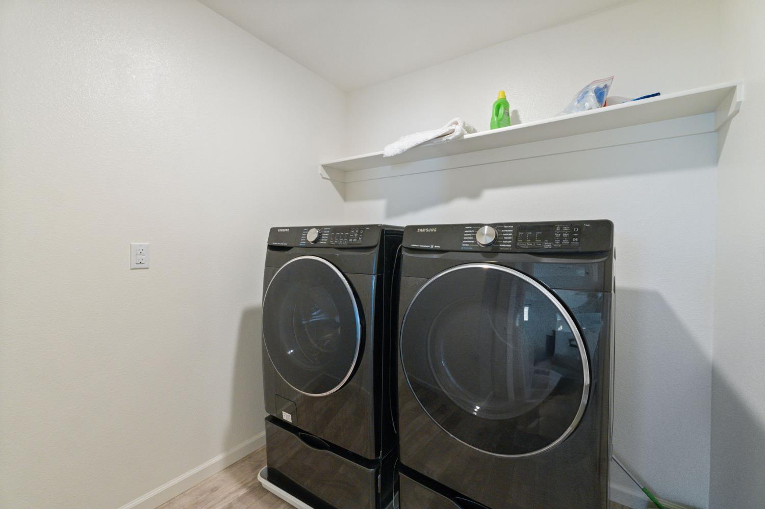 802 Riesling Lane Coalinga, CA 93210 - Photo 17 of 68 a utility room with dryer and washer