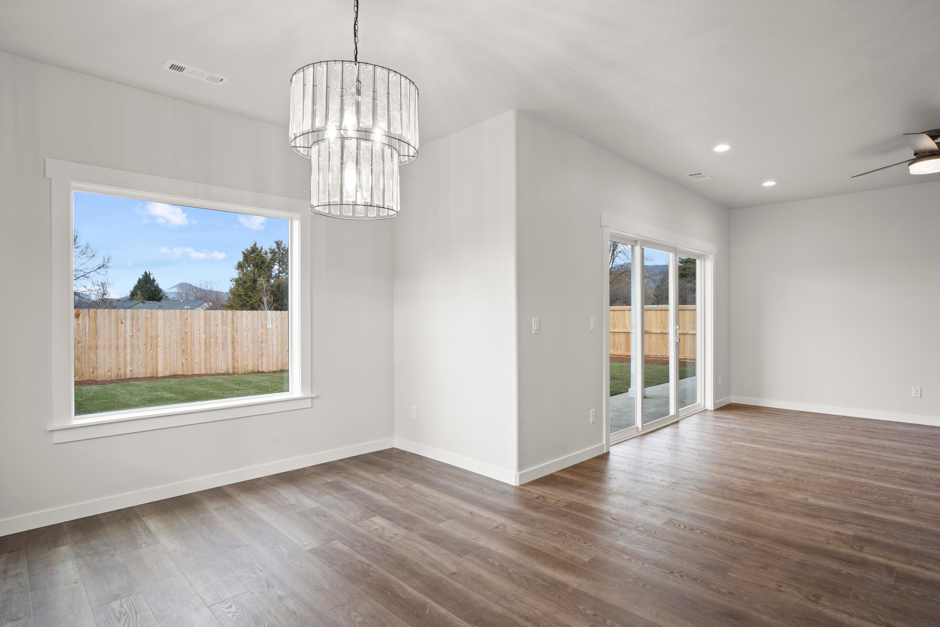 263 Samuel Lane Loop Road Phoenix, OR 97535 - Photo 8 of 31 Dining area and slider