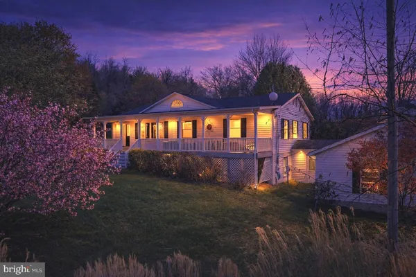 a view of an house with backyard and a garden