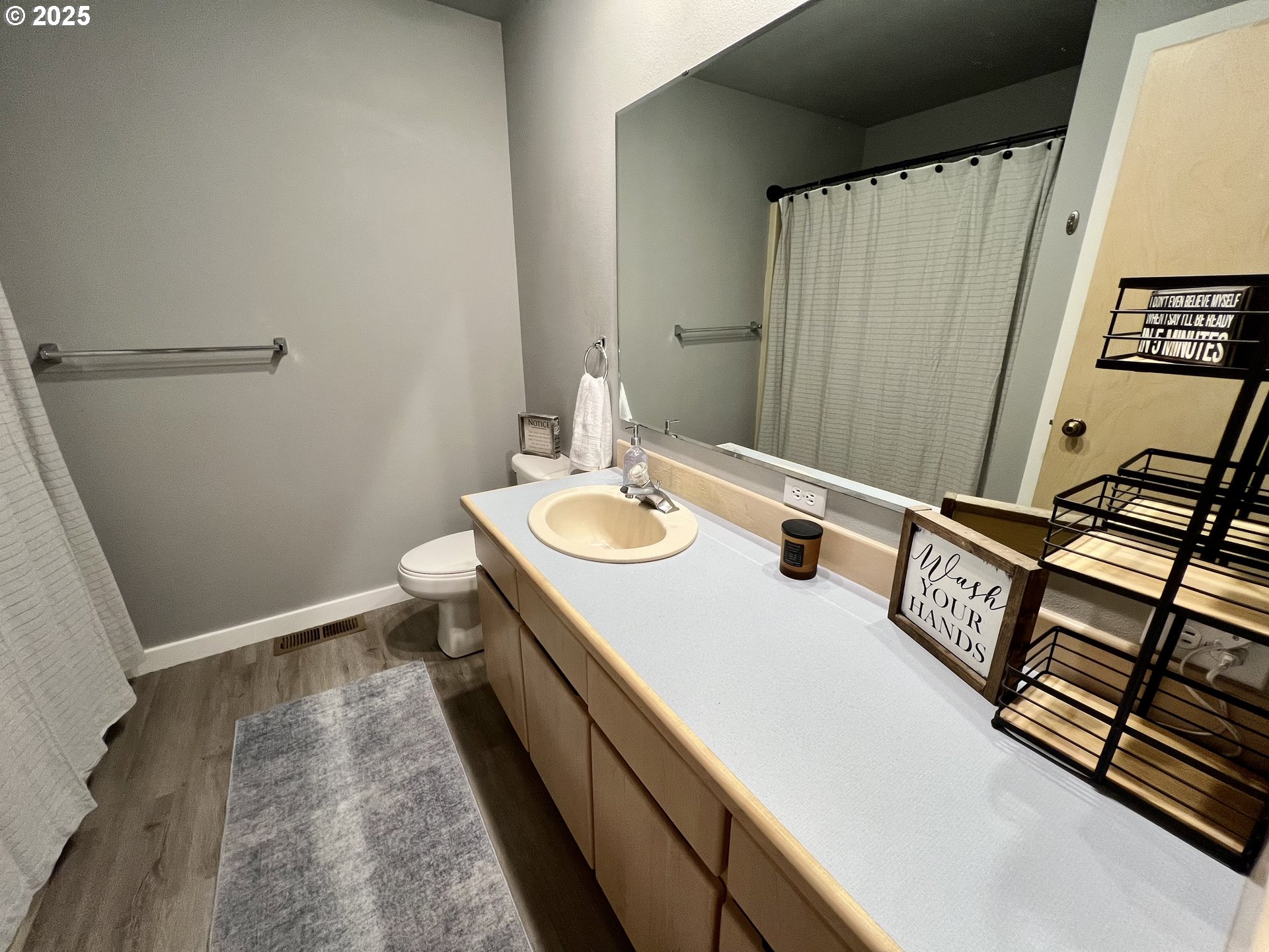 707 Highland Drive La Grande, OR 97850 - Photo 15 of 28 a bathroom with a sink a toilet and a mirror