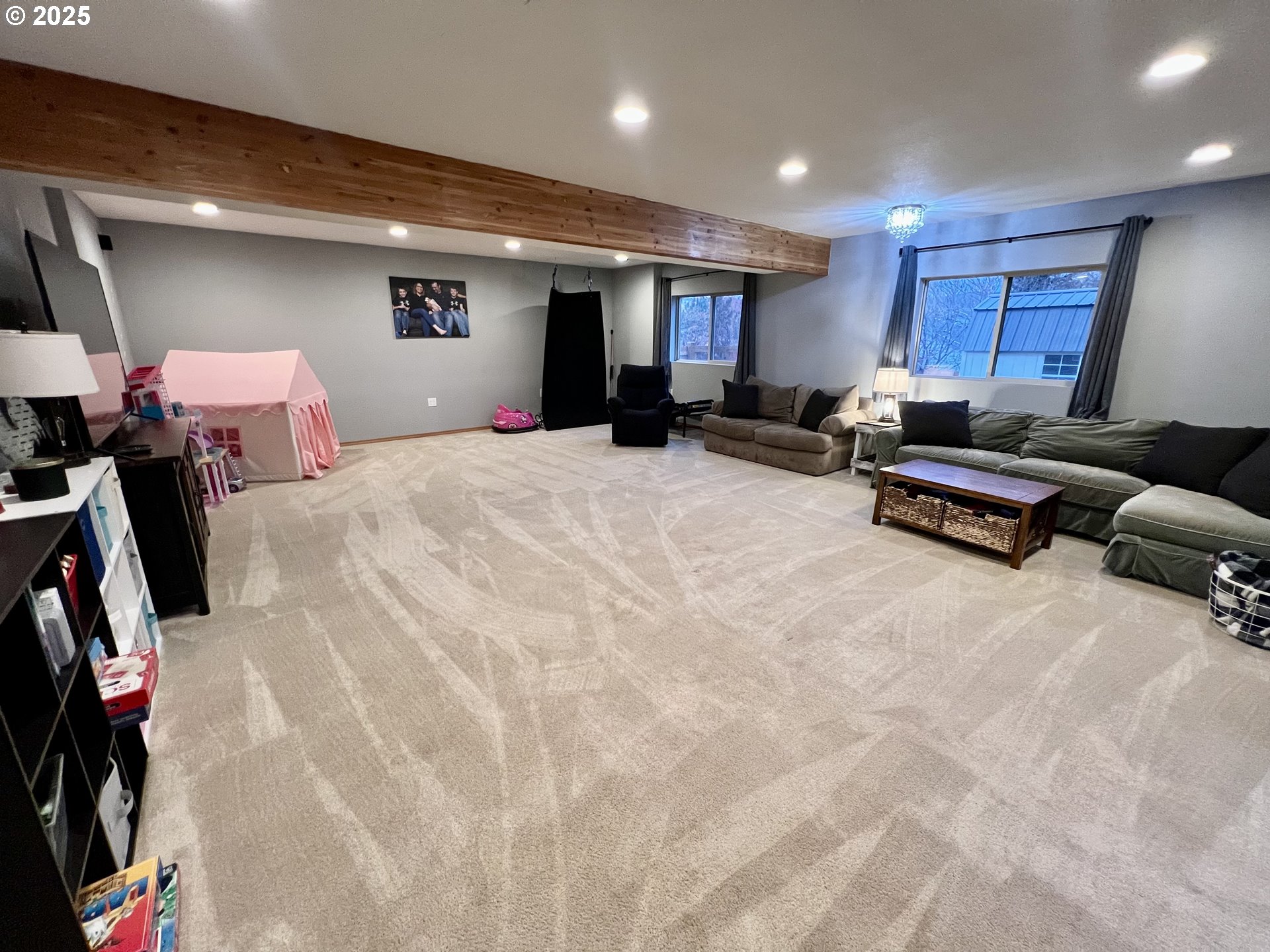 707 Highland Drive La Grande, OR 97850 - Photo 18 of 28 a living room with furniture and a window