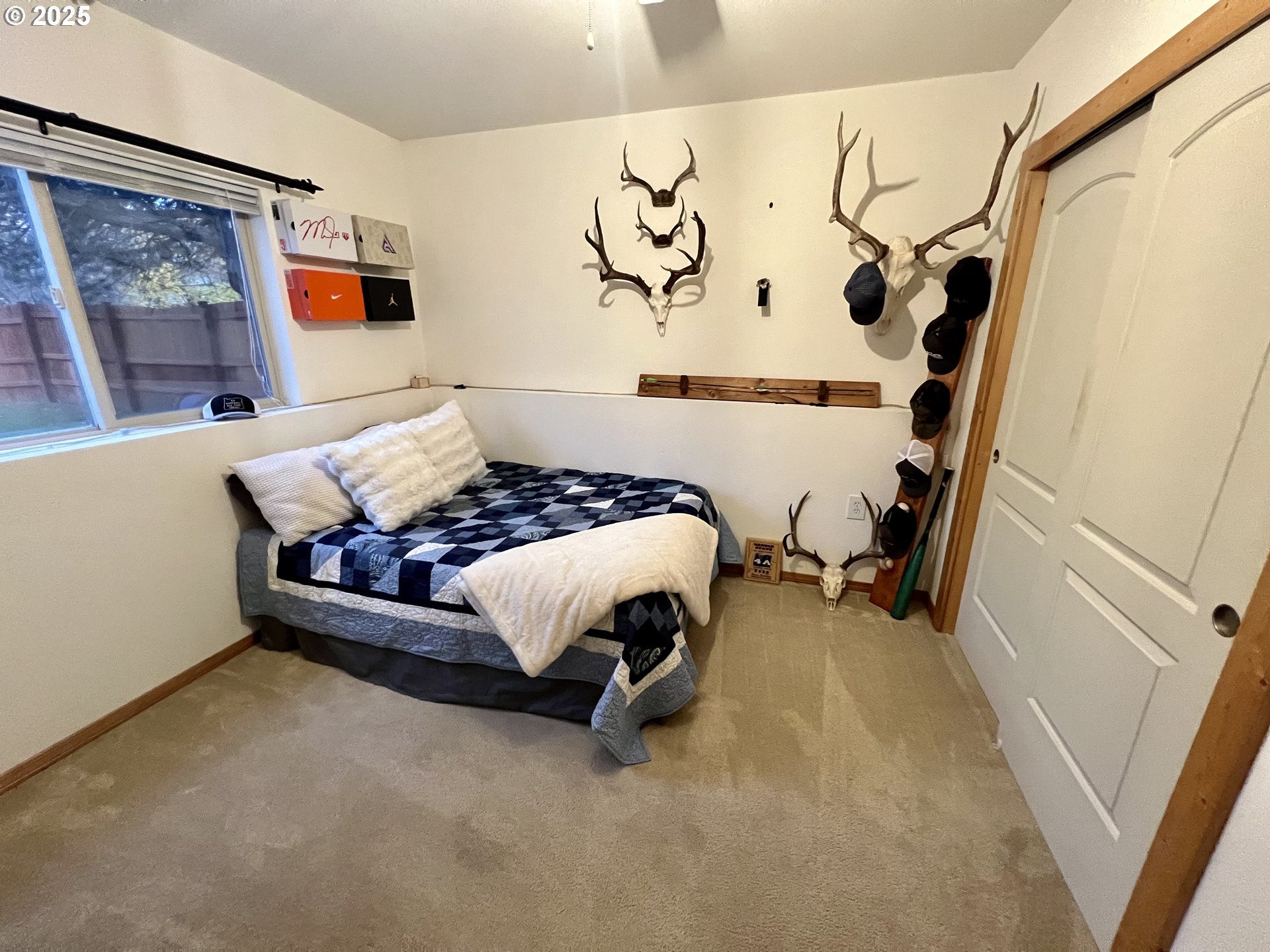 707 Highland Drive La Grande, OR 97850 - Photo 20 of 28 a bed room with a bed and a painting on the wall