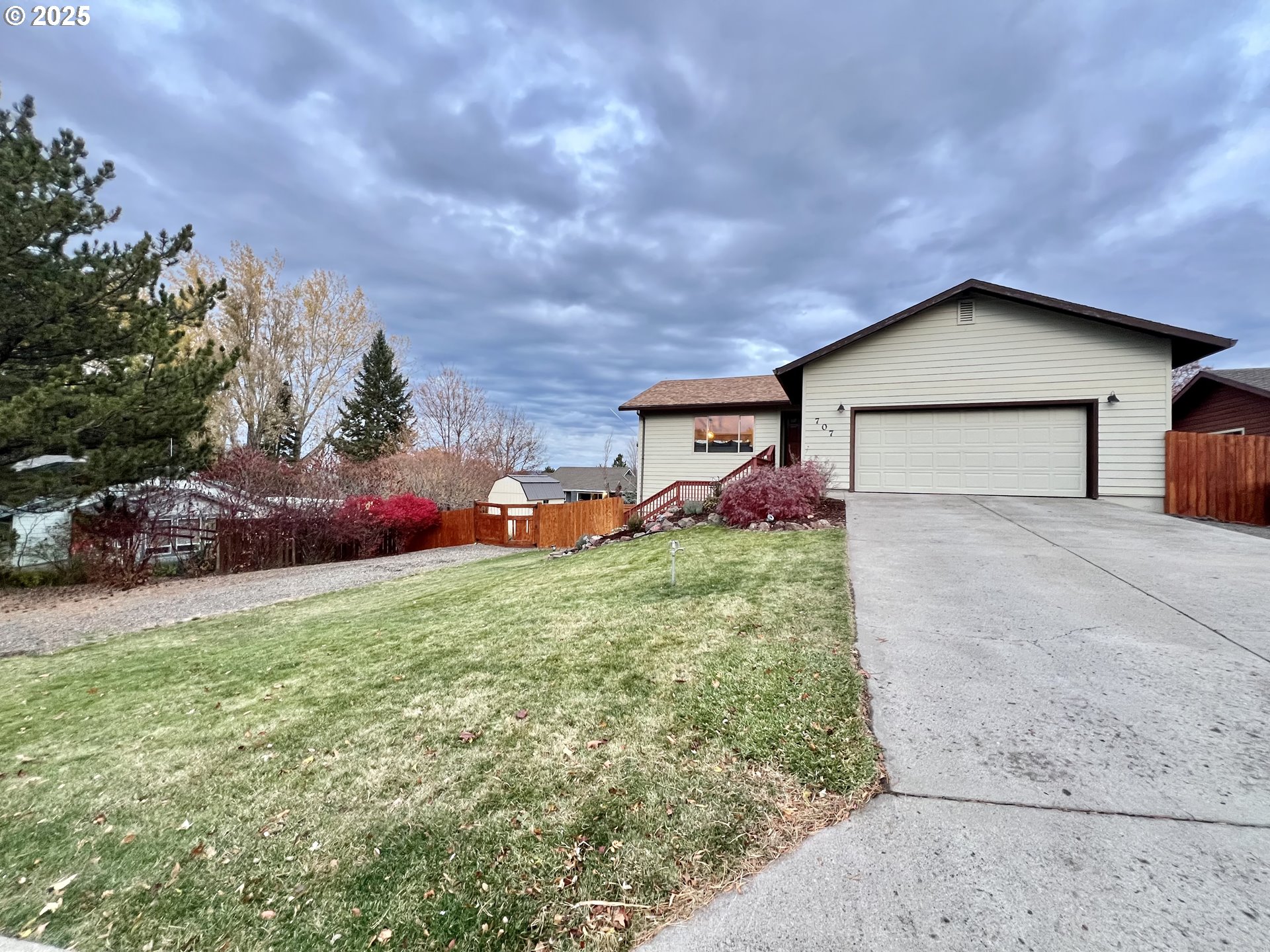 707 Highland Drive La Grande, OR 97850 - Photo 2 of 28 a front view of house with yard and trees in the background