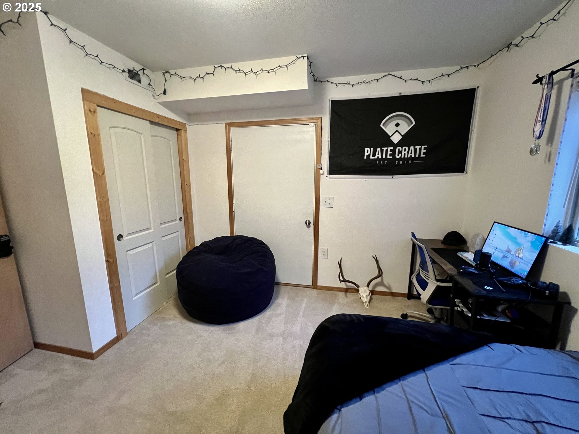 707 Highland Drive La Grande, OR 97850 - Photo 22 of 28 a bedroom with a bed and a chair