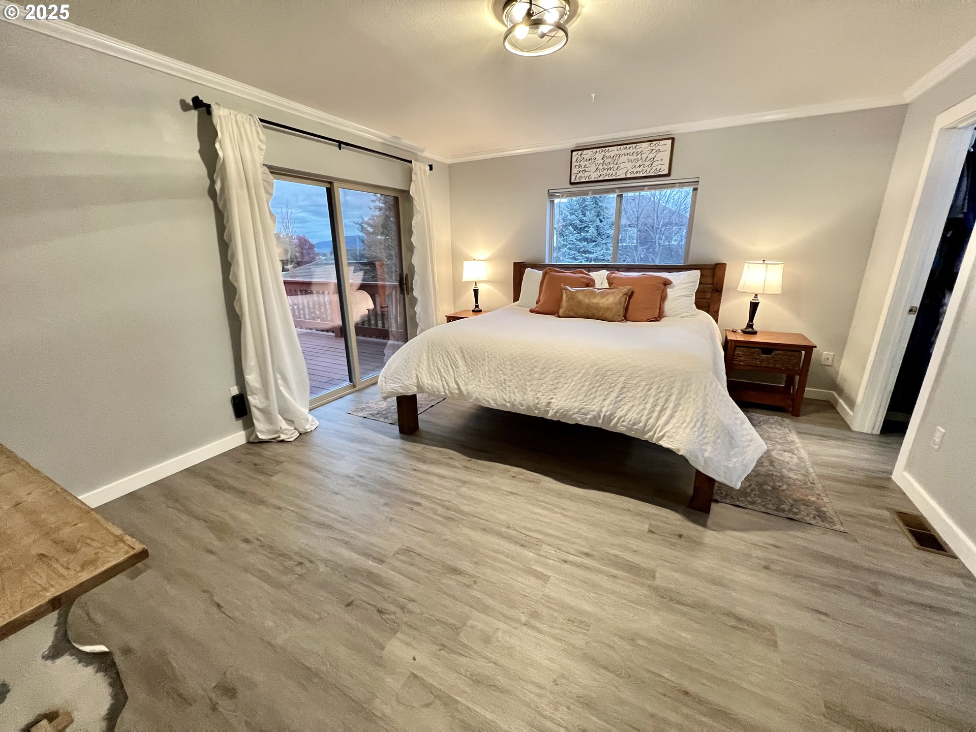 707 Highland Drive La Grande, OR 97850 - Photo 9 of 28 a bedroom with a bed and a window