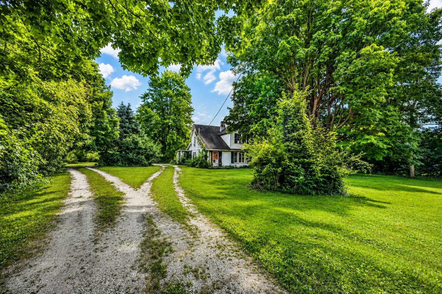 2952 Springfield Xenia Road Springfield, OH 45506 - Photo 4 of 15 Exterior driveway