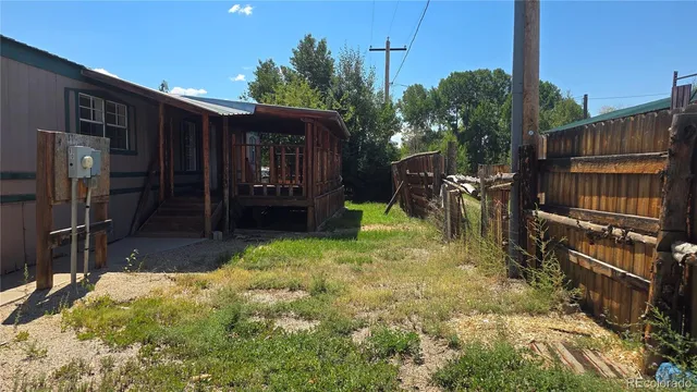 a view of a backyard