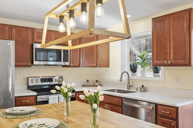 $549,900 | 7 Tranquil Drive, Londonderry, NH 03053