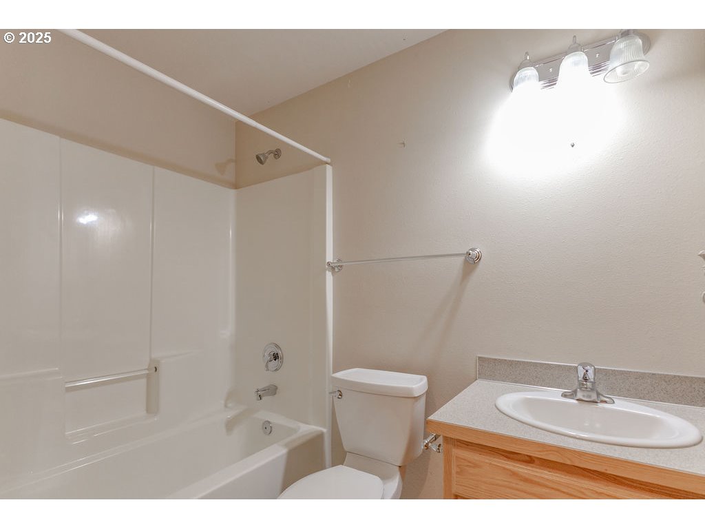 895 Kristen Way Cottage Grove, OR 97424 - Photo 12 of 33 Bathroom