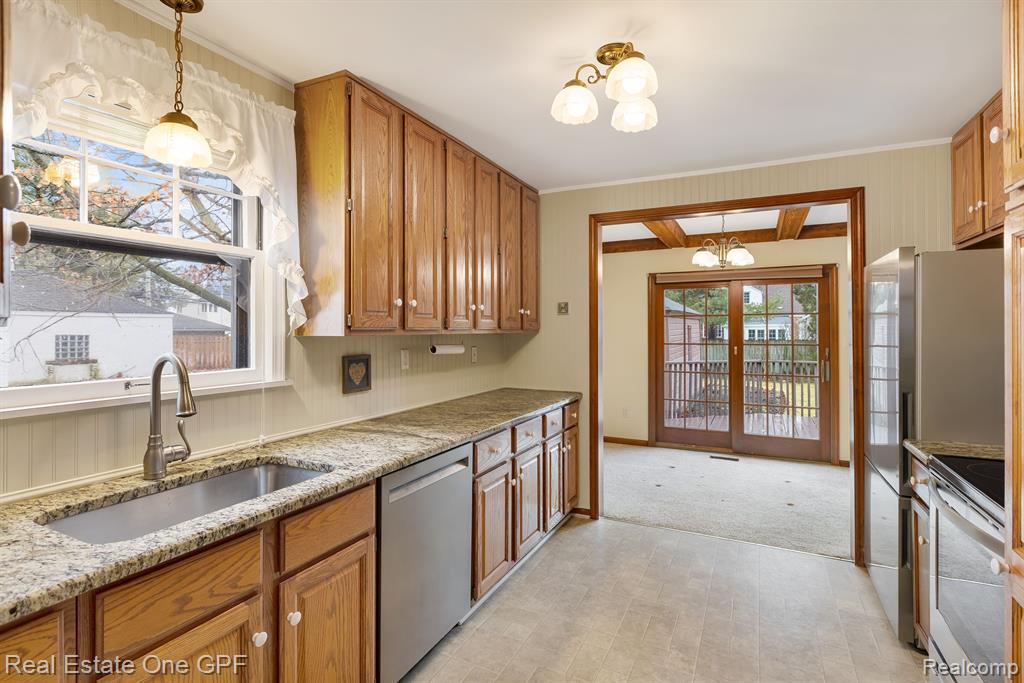 879 Roslyn Road Grosse Pointe Woods, MI 48236 - Photo 13 of 39