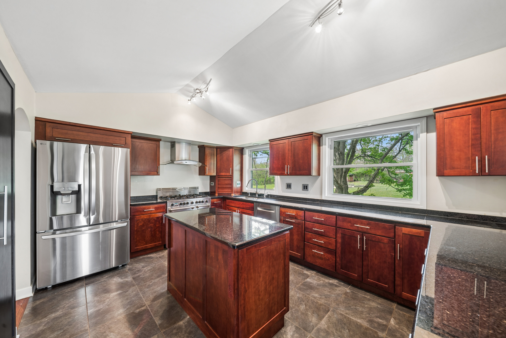 1N451 Indian Knoll Road West Chicago, IL 60185 - Photo 9 of 25