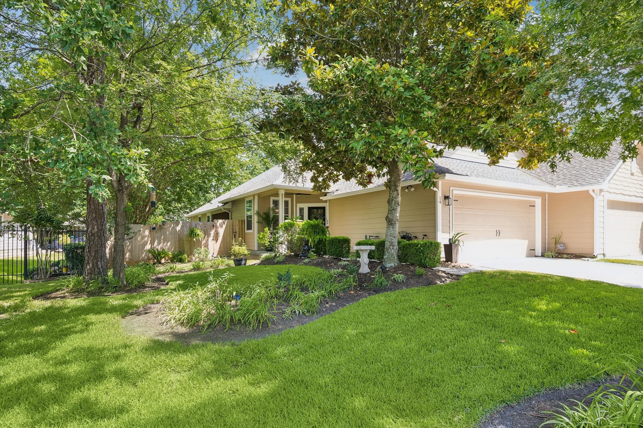 14 Fitzroy Place Conroe, TX 77384 - Photo 2 of 31