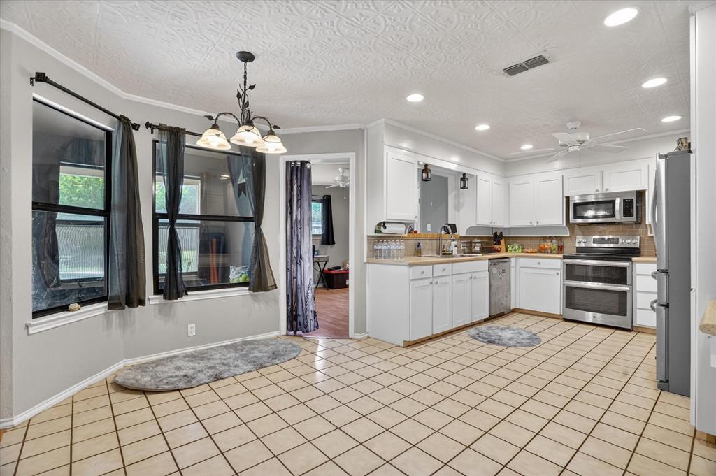 834 South Ridgeway Drive Cleburne, TX 76033 - Photo 7 of 22