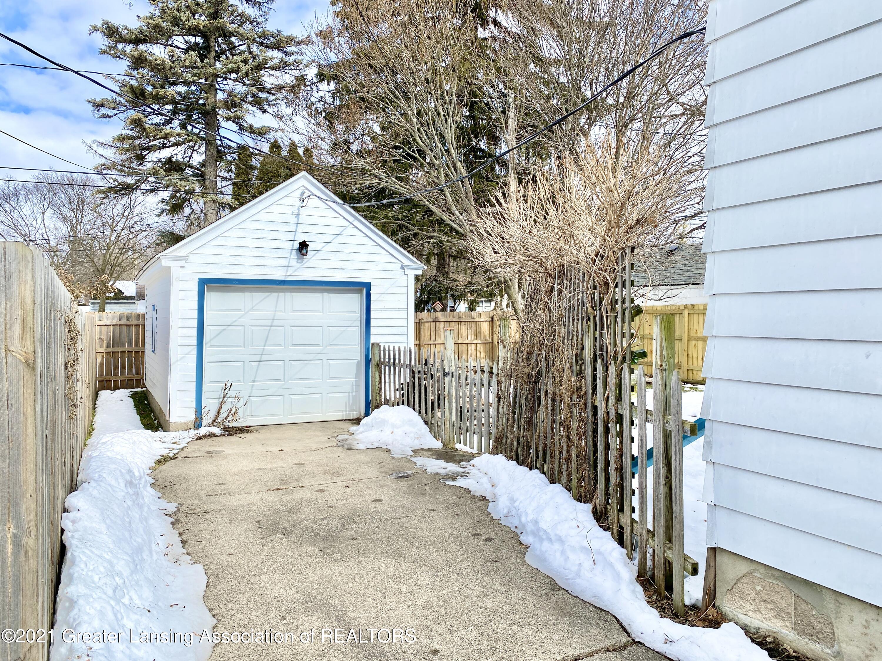 611 Riley Street Lansing, MI 48910 - Photo 38 of 41 Garage