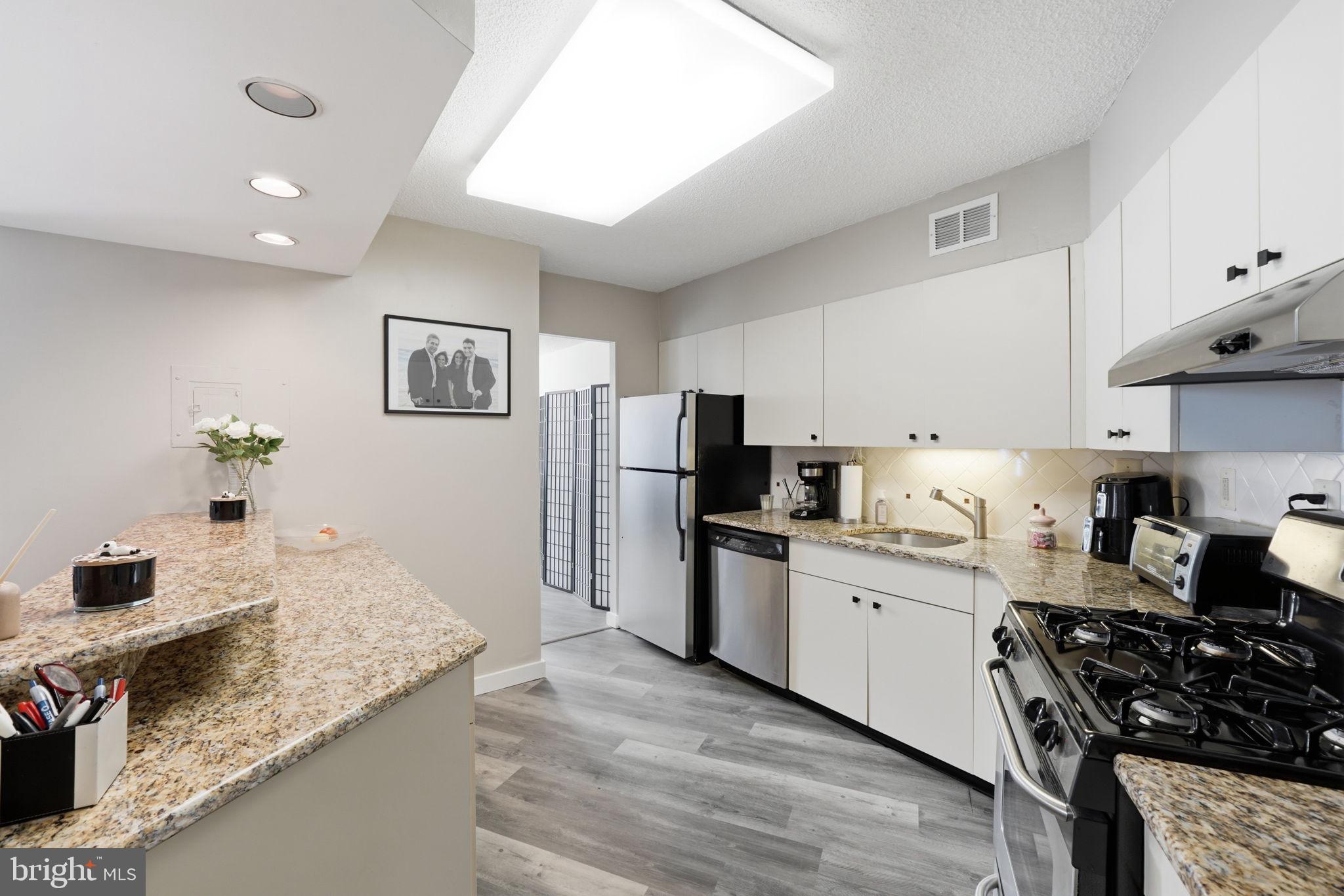 5225 Pooks Hill Road, Unit 1401N Bethesda, MD 20814 - Photo 9 of 64