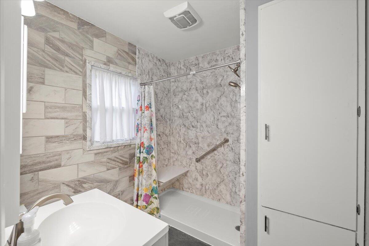 4670 Co Road Bellefontaine, OH 43311 - Photo 27 of 37 27-Bathroom