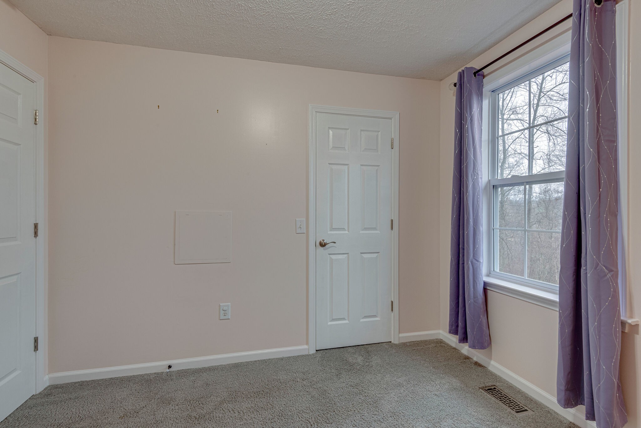1121 Deer Ridge Road Kingston Springs, TN 37082 - Photo 20 of 27 an empty room with windows