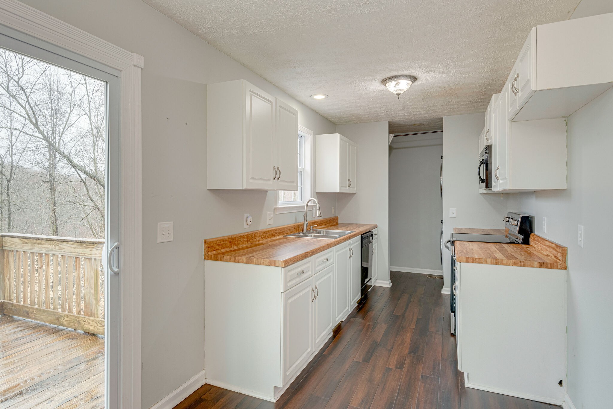 1121 Deer Ridge Road Kingston Springs, TN 37082 - Photo 8 of 27 a kitchen with a stove a sink and a refrigerator