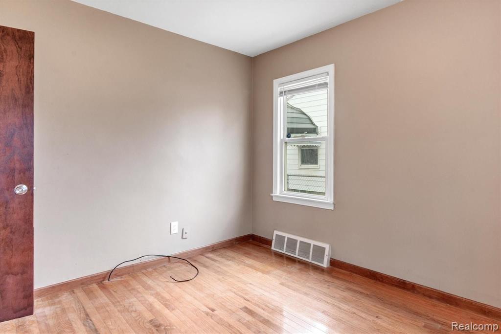 7535 Sterling Street Center Line, MI 48015 - Photo 21 of 48