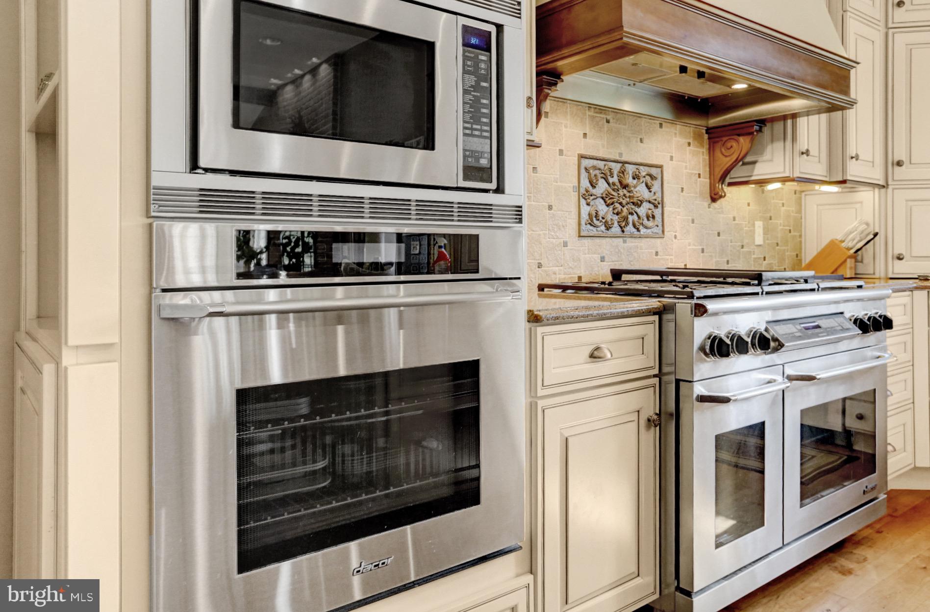 298 Heffner Road Wernersville, PA 19565 - Photo 15 of 58 Spotlight on the Dacor Convection Microwave