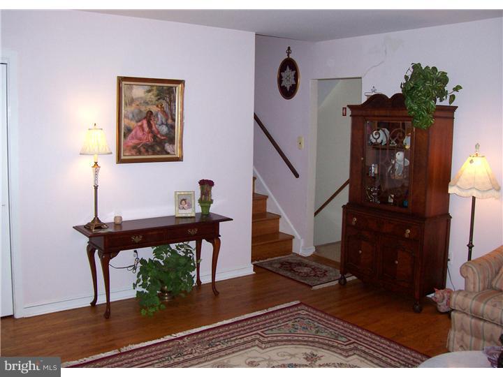 47 Bright Road Hatboro, PA 19040 - Photo 4 of 21 Living Room