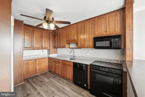 $299,999 | 2059 Huntington Avenue, Unit 907, Alexandria, VA 22303