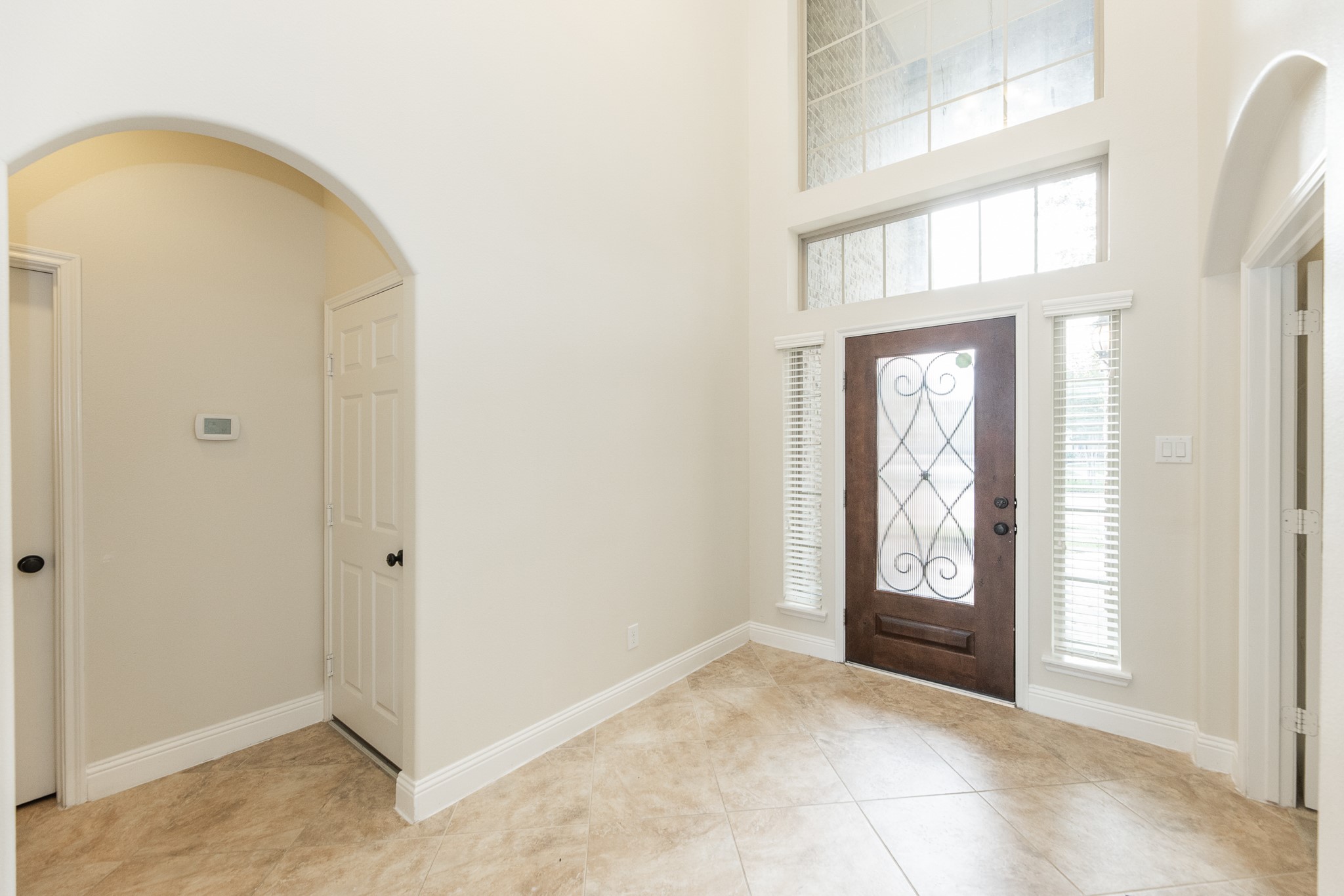 4715 Coldstream Court Sugar Land, TX 77479 - Photo 4 of 50 Entrance - to the left is the laundry room, half bath, & garage.
