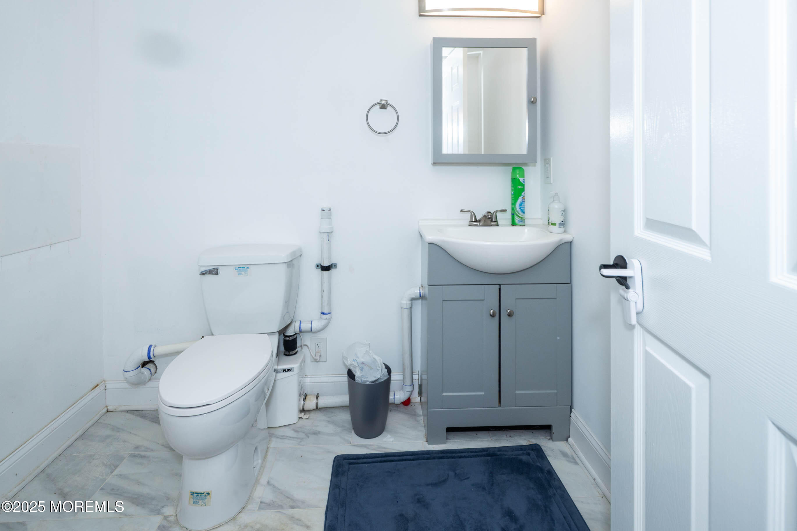 29 Telegraph Hill Road Holmdel, NJ 07733 - Photo 30 of 61 a bathroom with a toilet a sink and mirror