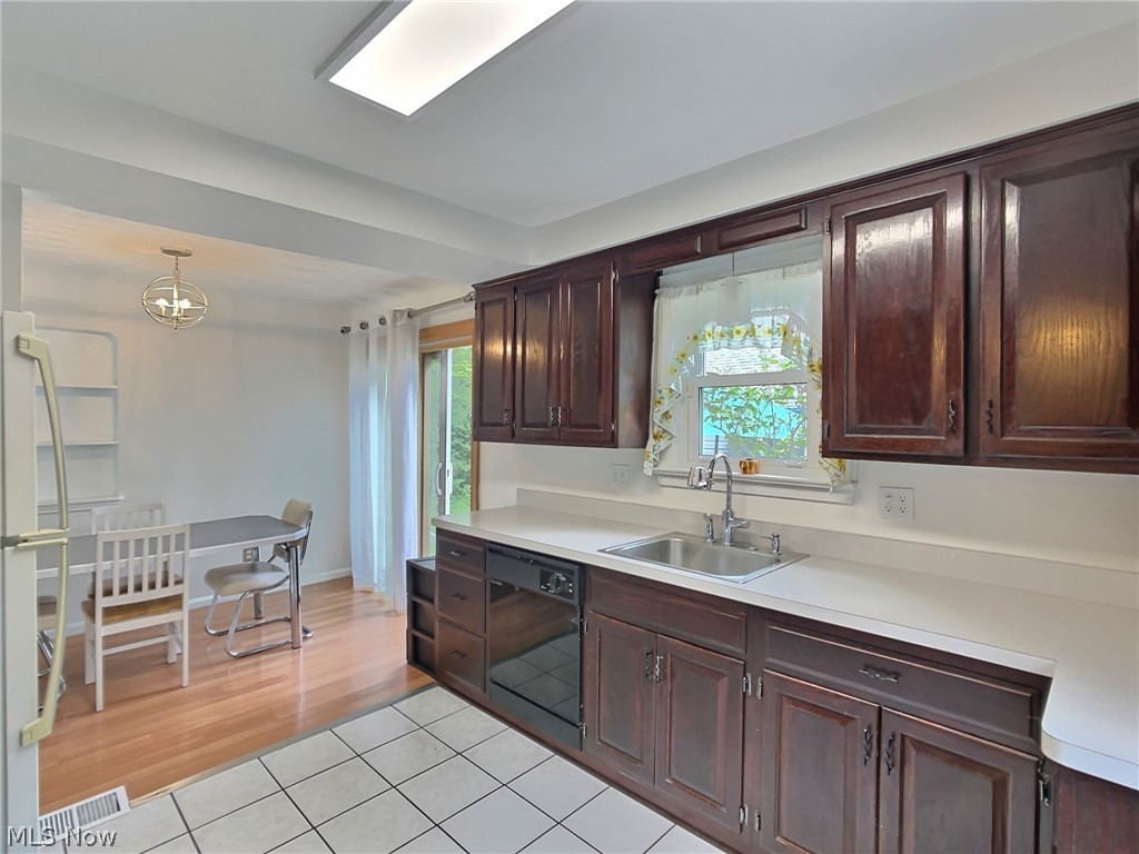4857 Ridgebury Boulevard Cleveland, OH 44124 - Photo 9 of 17